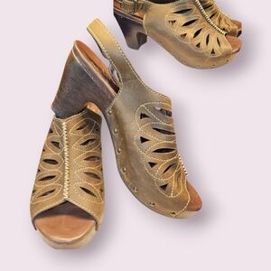 Source Unknown Brown Cutout Slingback Sandals